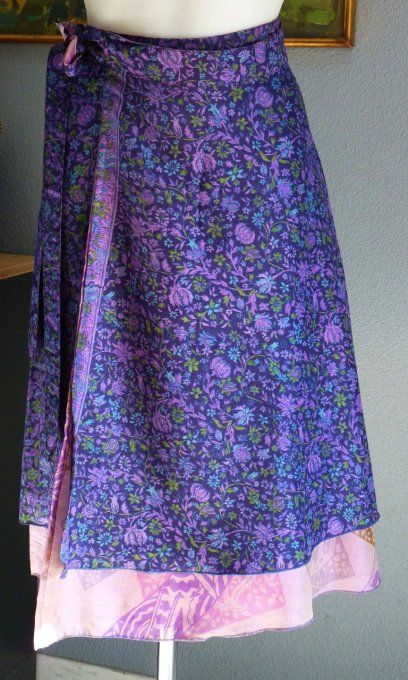 Jupe mi-longue en soie violette à fleurs "tachée"