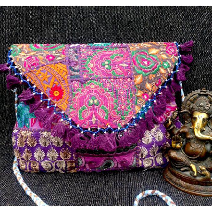 Sac indien violet à rabats et pompoms