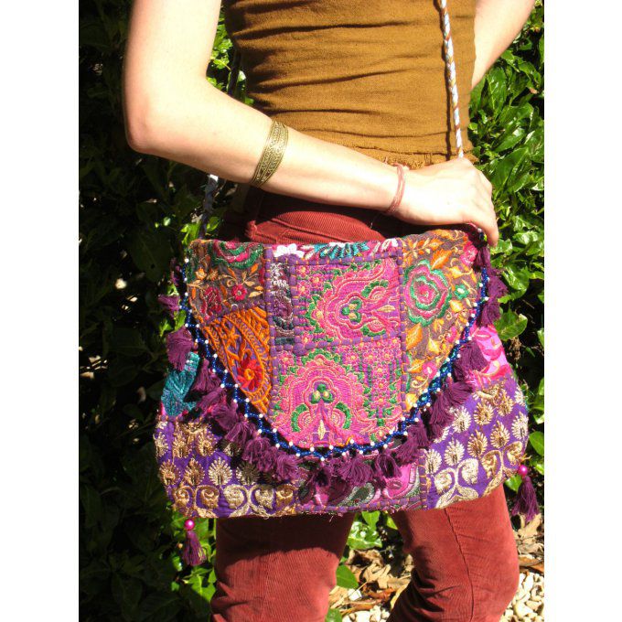 Sac indien violet à rabats et pompoms