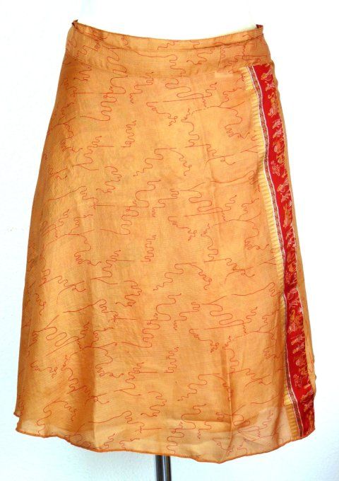 Jupe courte en soie beige aux motifs rouge, kaki et orangé