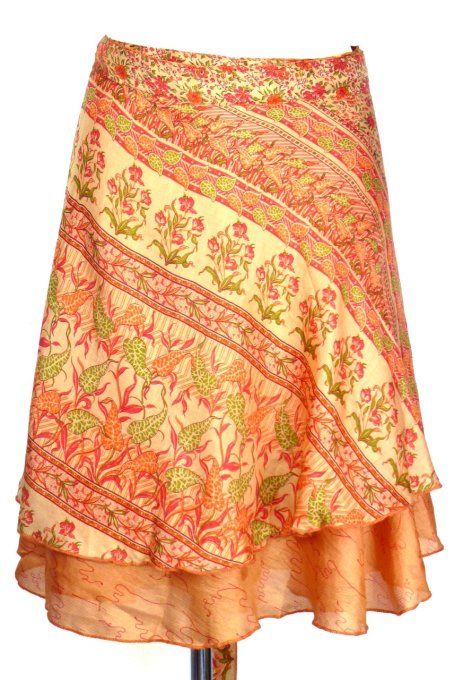 Jupe courte en soie beige aux motifs rouge, kaki et orangé