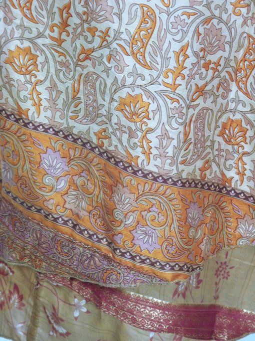 Longue jupe indienne en soie aux motifs ornementaux