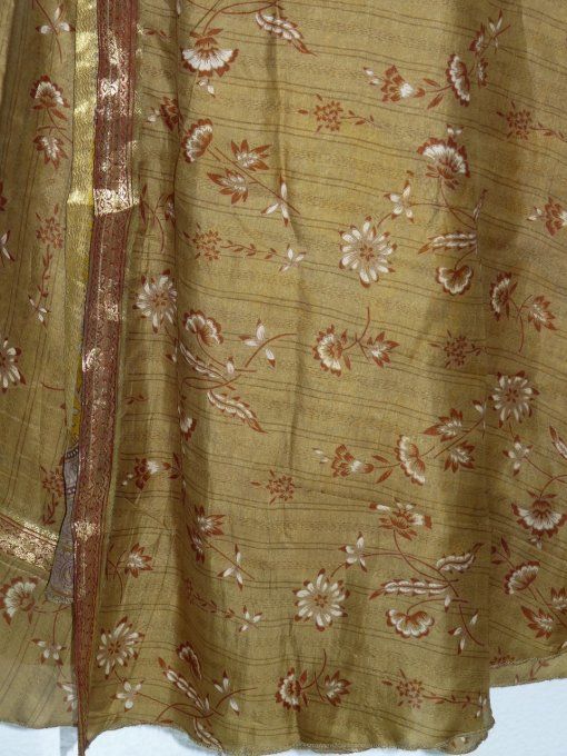 Longue jupe indienne en soie aux motifs ornementaux