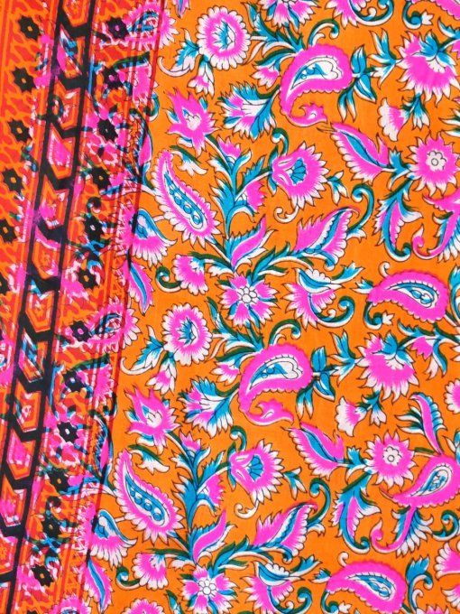 Jupe longue en soie orange à fleurs rose et bleues