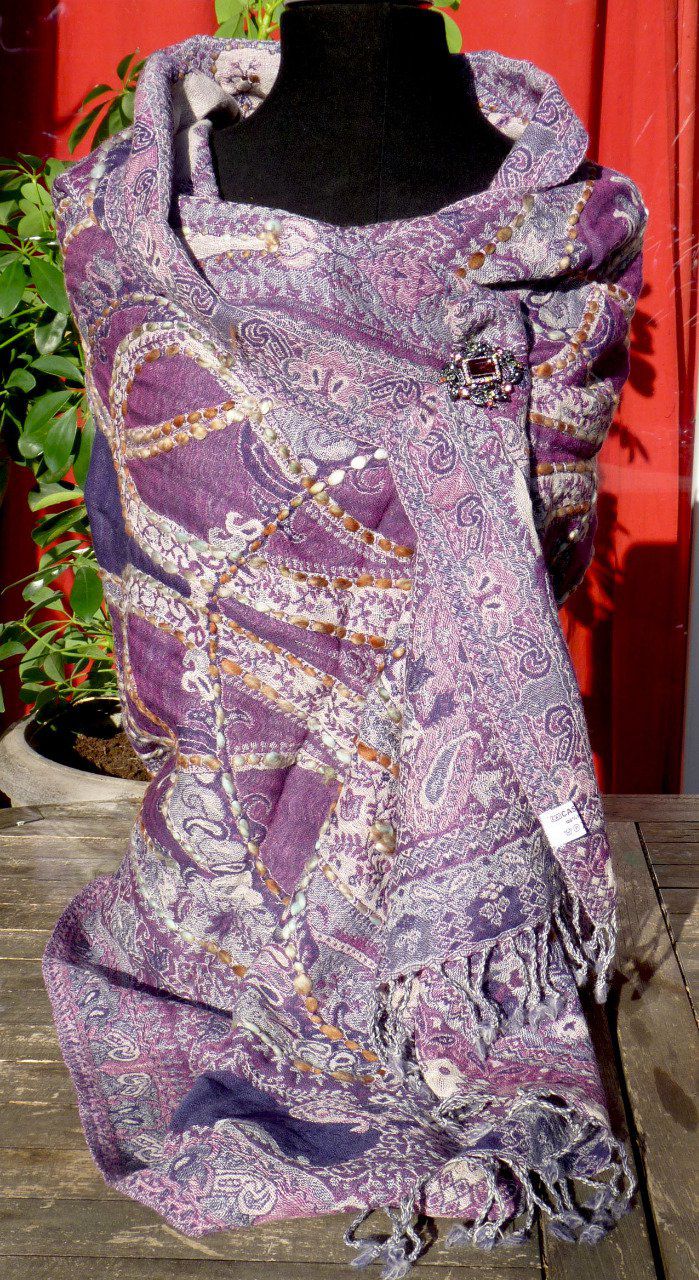 Echarpe en laine brodée main dans les tons violets