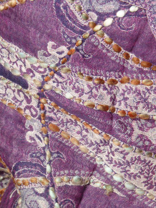 Echarpe en laine brodée main dans les tons violets