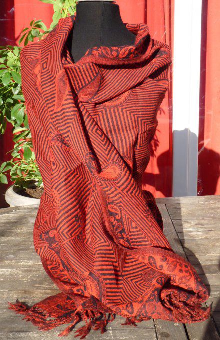 Echarpe en laine rouge et noire