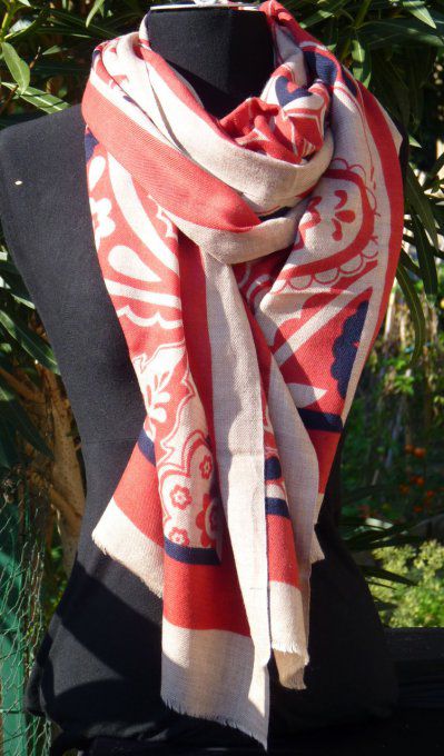 Etole en cachemire à arabesque rouge et beige et une touche de noir.