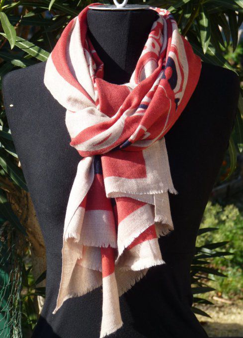 Etole en cachemire à arabesque rouge et beige et une touche de noir.
