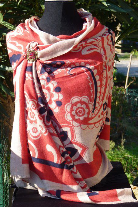 Etole en cachemire à arabesque rouge et beige et une touche de noir.