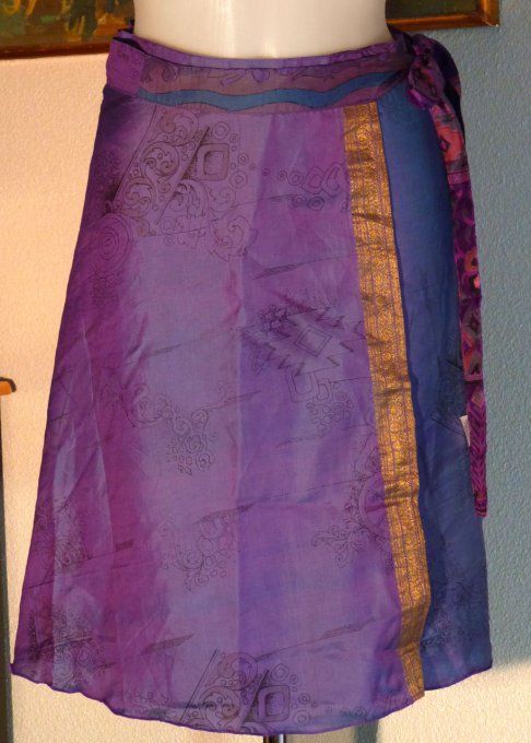 Jupe courte en soie violette à reflets
